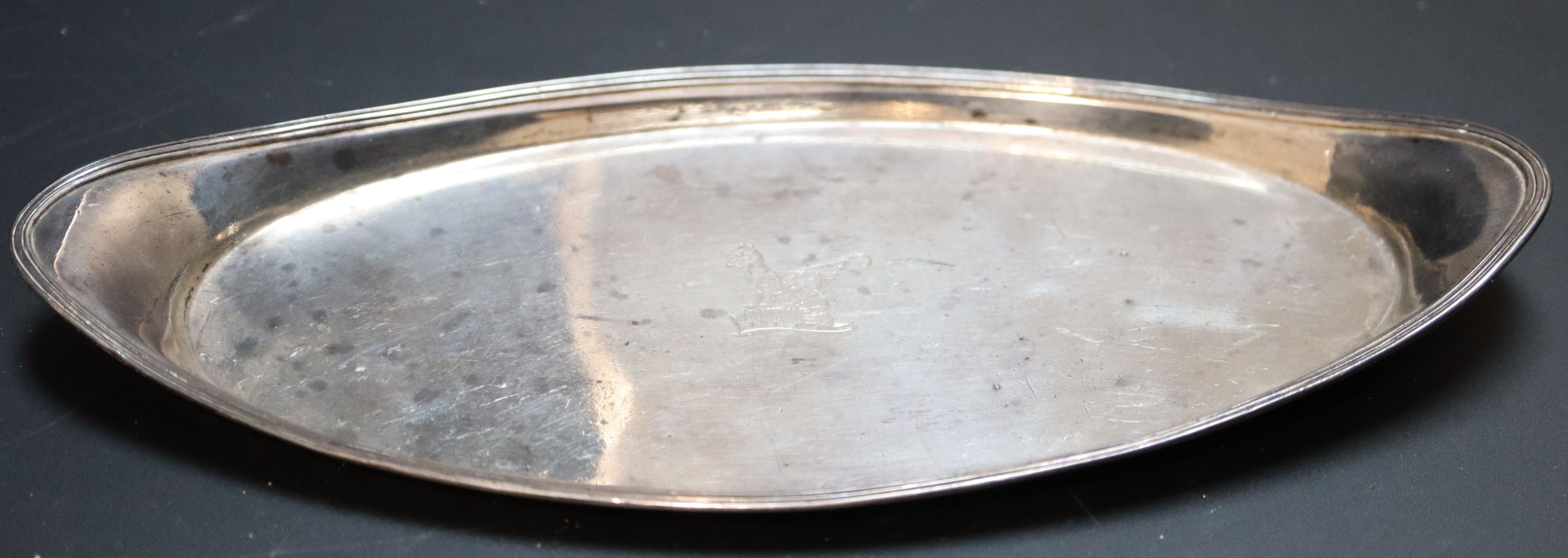 A George III oval silver snuffer stand, 23.3cm, 4.5oz.